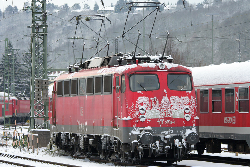 Die 110 300-1 steht eingeschneit abgestellt in Koblenz HBF am 18.12.2010