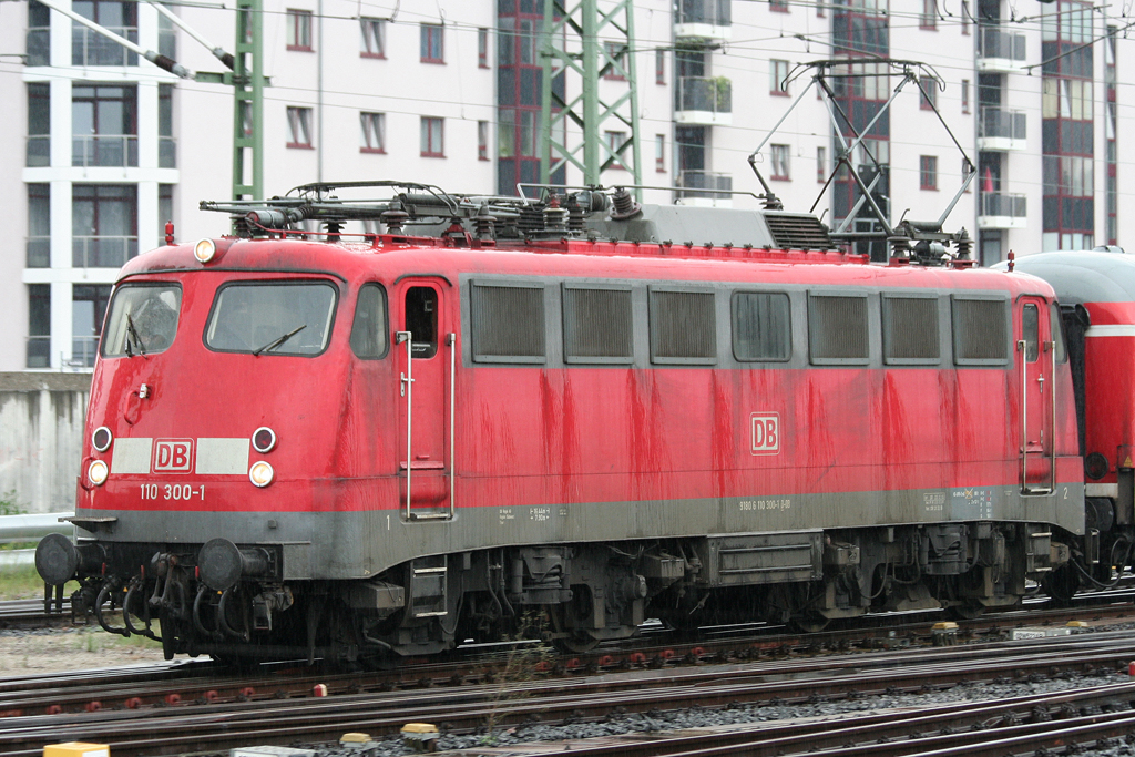 Die 110 300-1 stellt den RE nach Koblenz in Frankfurt a.M. HBF am 17.08.2010 bereit