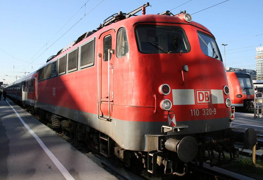 Die 110 320-9 steht ebenfalls im Sandwich mit der letzten offiziellen Regio Kasten 110er in Mnchen HBF am 20.10.2009 