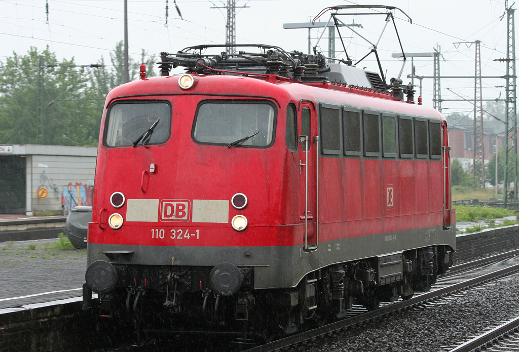 Die 110 324-1 durchfhrt Wuppertal Vohwinkel Lz am 08.08.2010 Richtung Dortmund