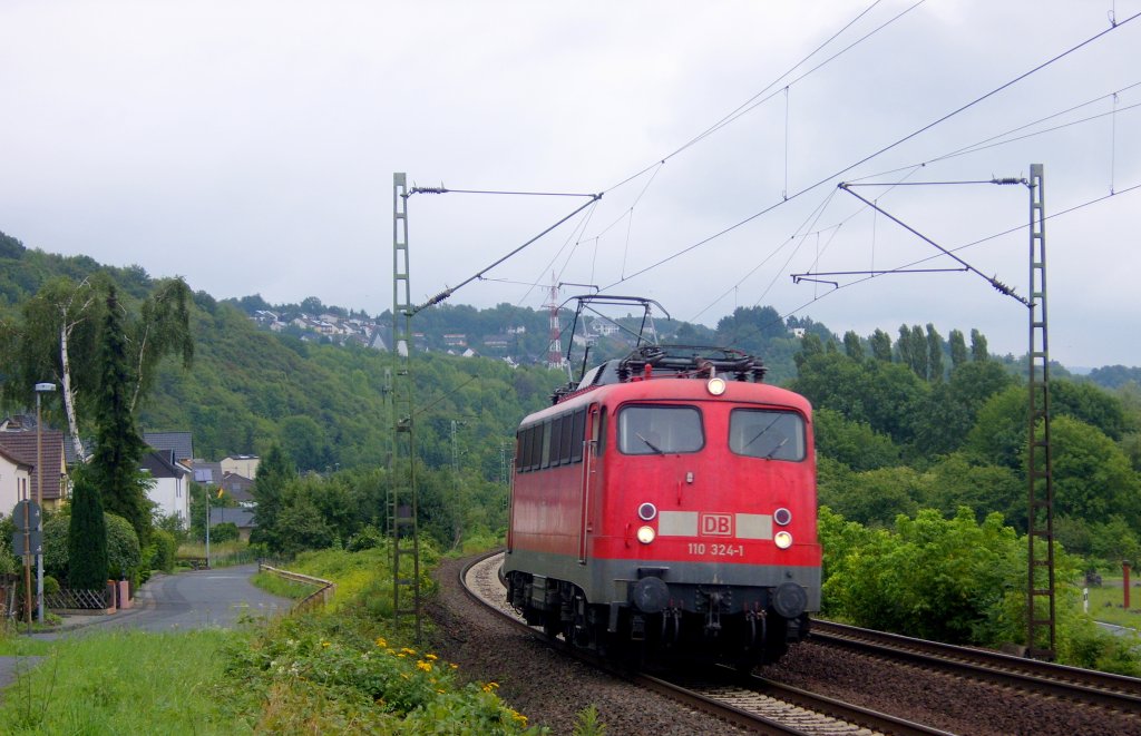 Die 110 324-1 fuhr am 05.08.2010 Solo durch Erpel.