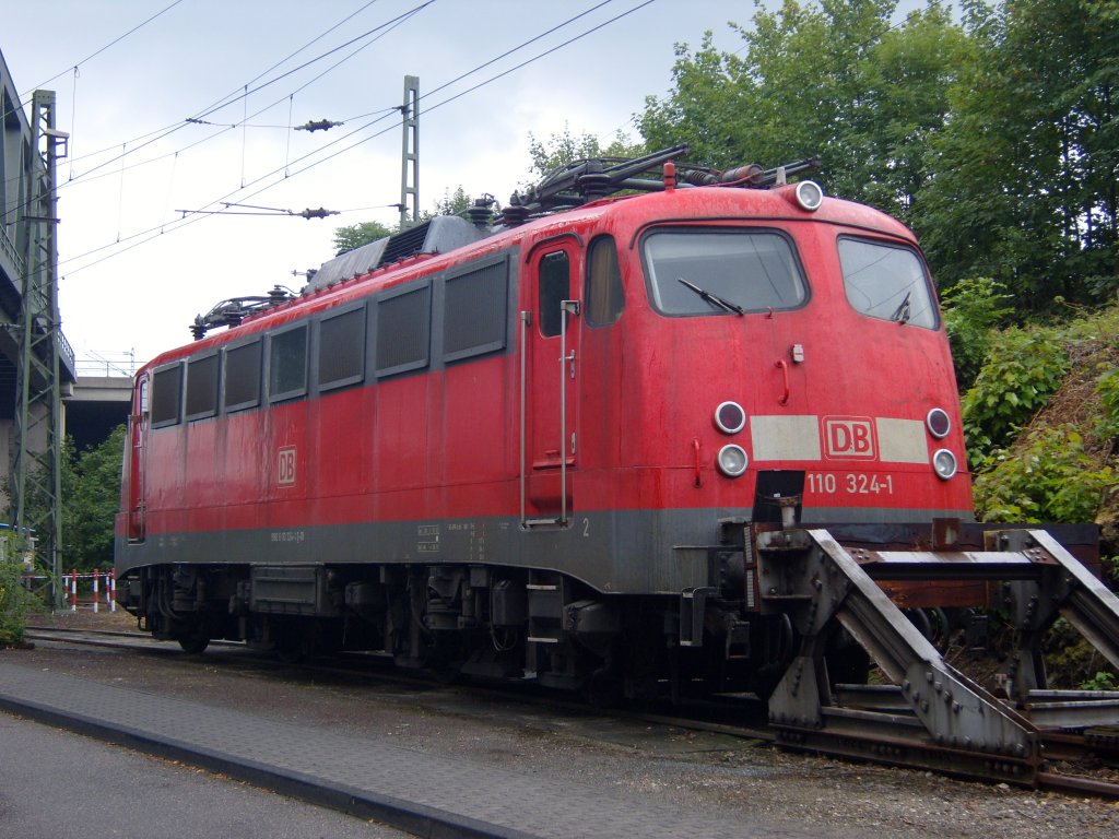 Die 110 324-1 stand am 29.07.2010 in Kln Deutzerfeld an der Drehscheibe.
Ich habe dieses Foto durch den Zaun geschossen.