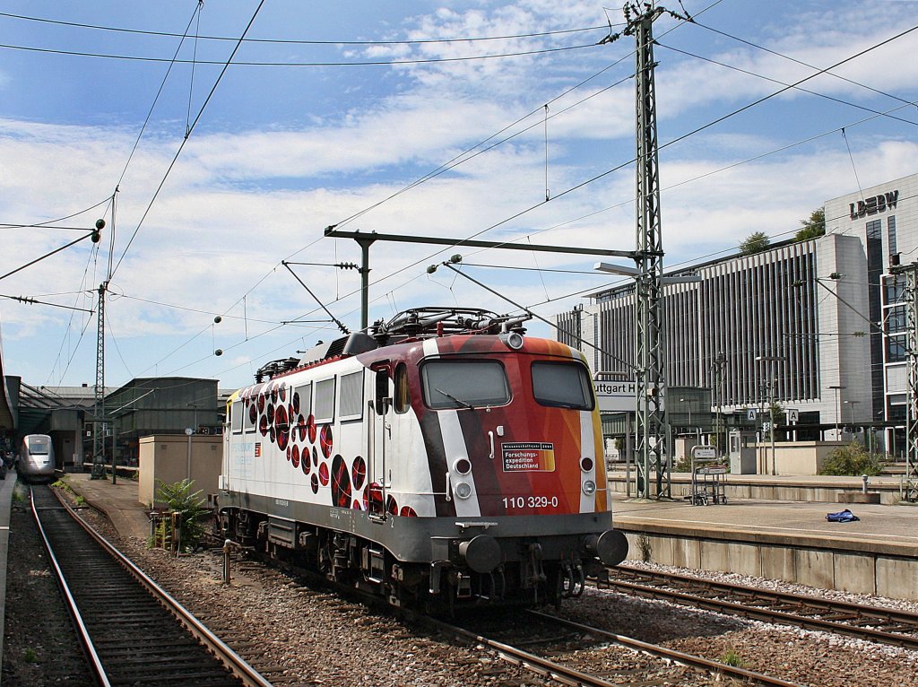 Die 110 329 am 01.08.2009 im Stuttgarter Hbf. 