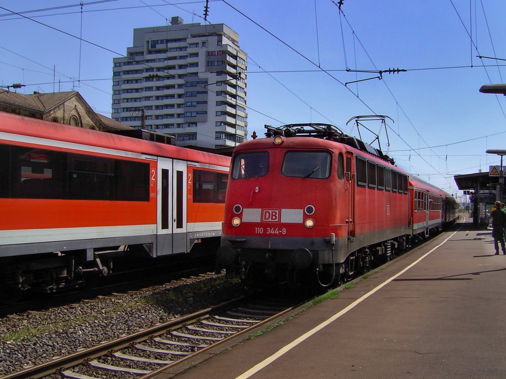 Die 110 344 am 11.05.2008 mit einem Fuballsonderzug bei der Einfahrt in den Frther Hbf. 