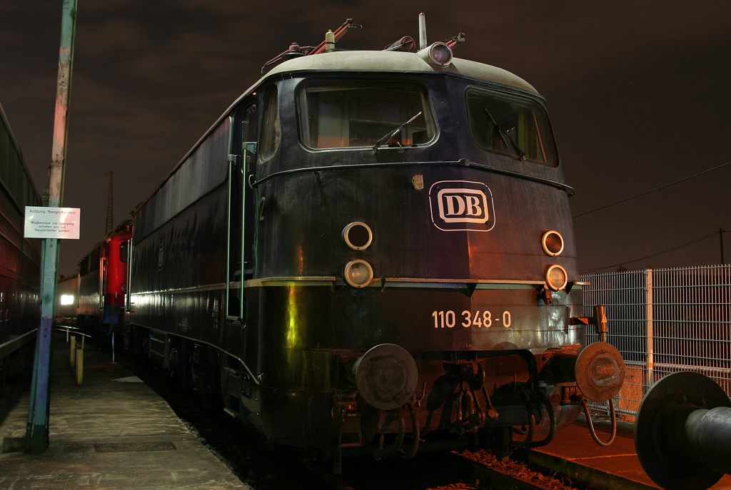 Die 110 348-0 steht neben der 151 121-1 im DB Museum Koblenz Ltzel zur Nacht der langen Museen am 24.09.2011