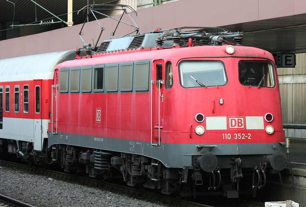 Die 110 352-2 stellt den AZ ab Dsseldorf nach Verona in Dsseldorf HBF am 09.04.2010 bereit