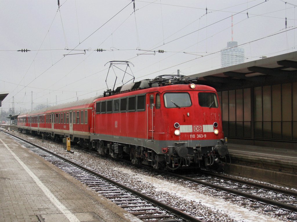 Die 110 363 mit einer RB am 07.01.2009 im Augsburger Hbf. 