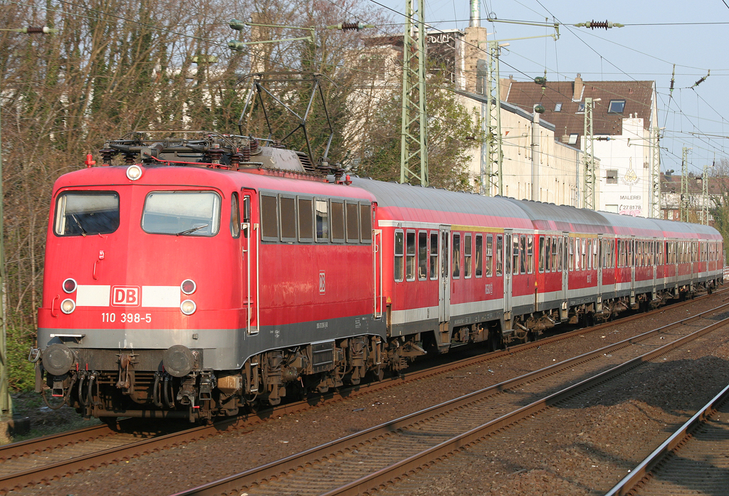 Die 110 398-5 rennt mit ihrem RE4 Verstrker nach Aachen durch Dsseldorf Vlklinger Strae am 14.04.2010