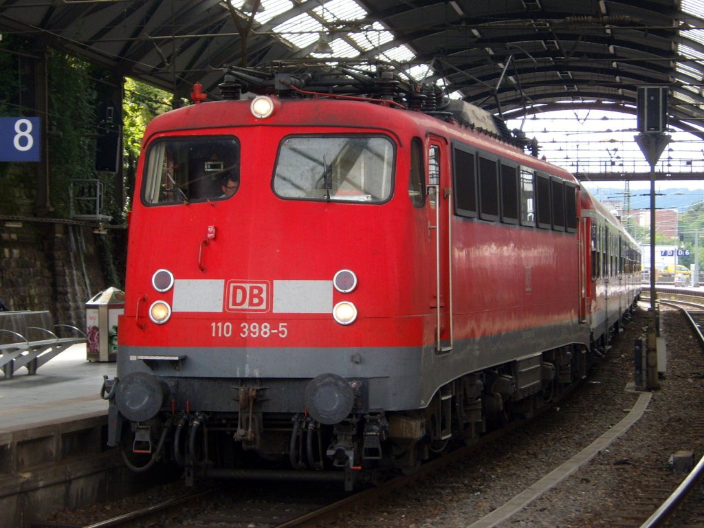 Die 110 398-5 steht am 17.08.2010 mit einem RE4 verstrker in Aachen Hbf.