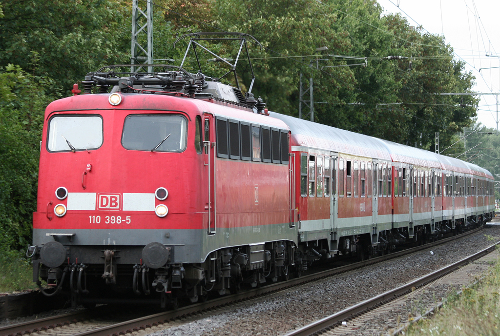 Die 110 398-5 zieht einen RE4 Verstrker von Dsseldorf nach Aachen nach Geilenkirchen am 25.08.2010