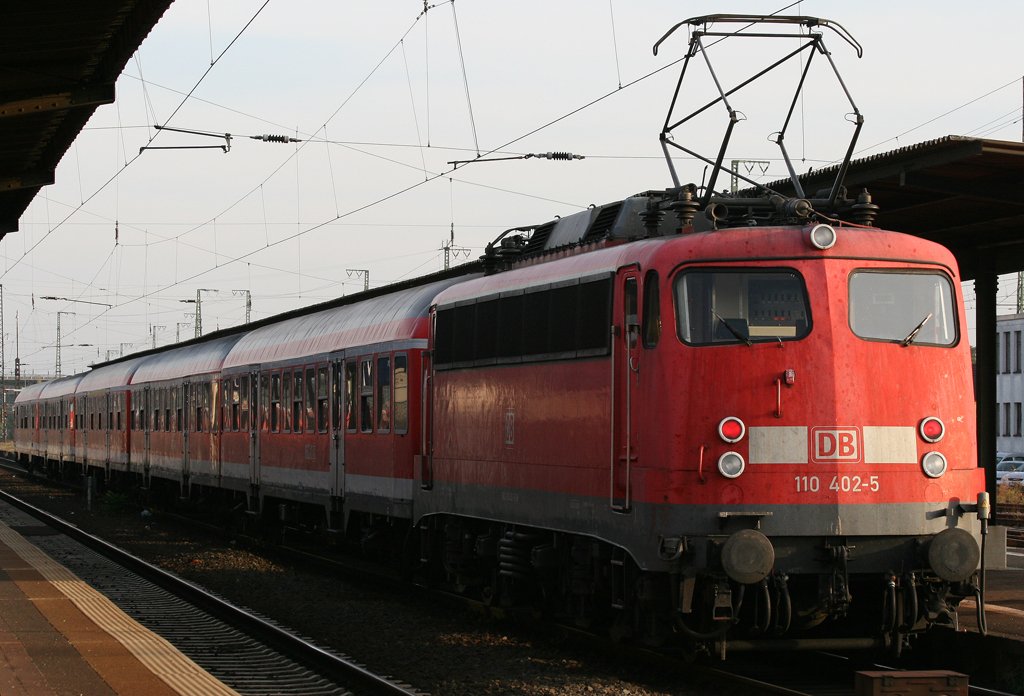 Die 110 402-5 steht mit einer RB in Aschaffenburg HBF, aufgenommen am 21.10.2009