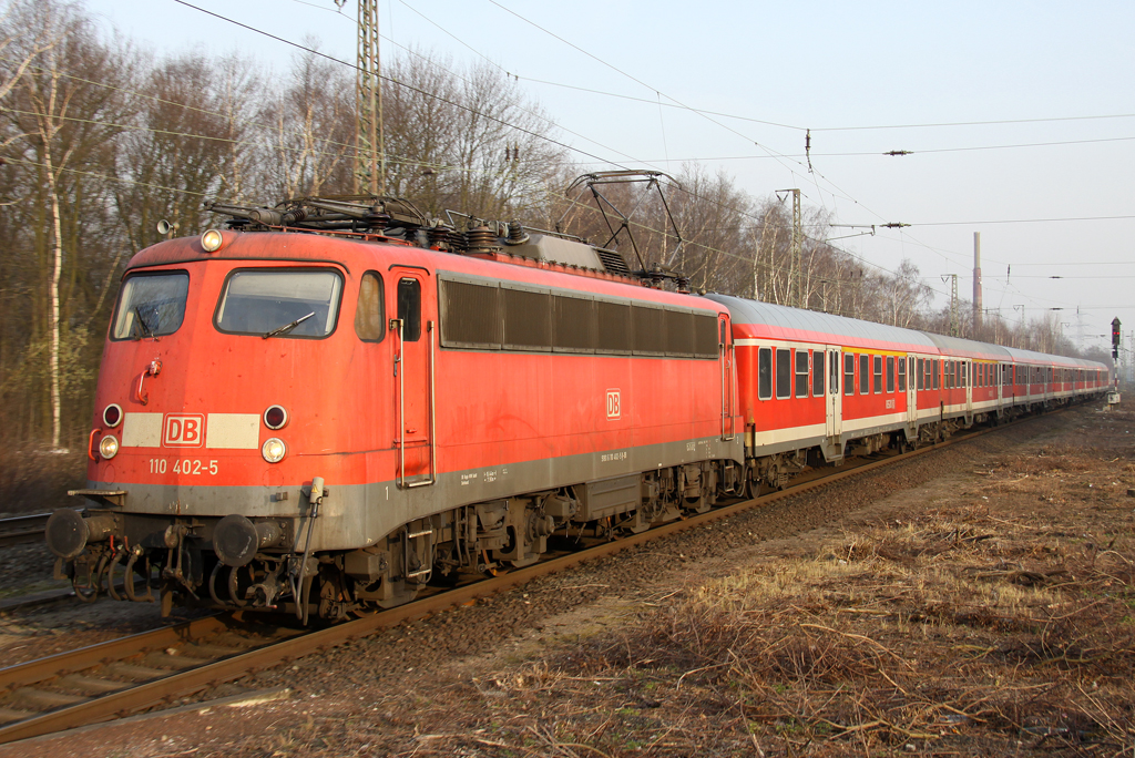 Die 110 402-5 zieht den RB35 Verstrker von Dsseldorf nach Wesel in Dinslaken ein am 16.03.2012