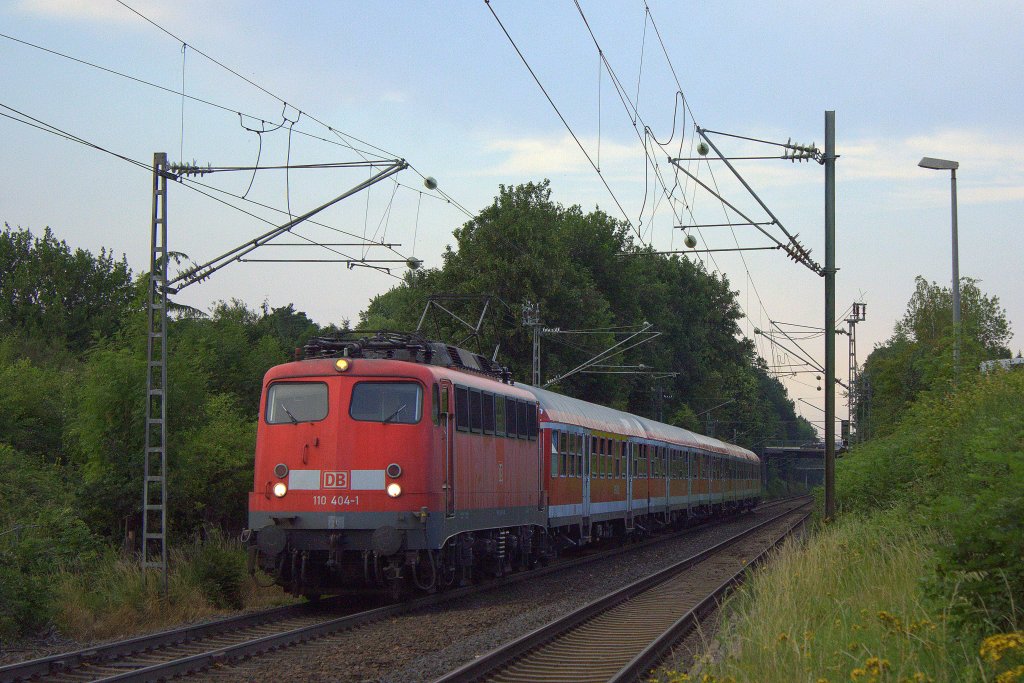 Die 110 404-1 fuhr am 28.06.2011 durch Kohlscheid.