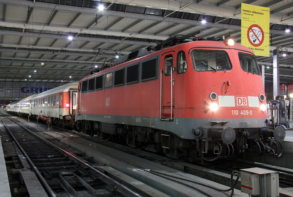 Die 110 409-0 mit der CNL nach Rom in Mnchen HBF am 16.03.2013