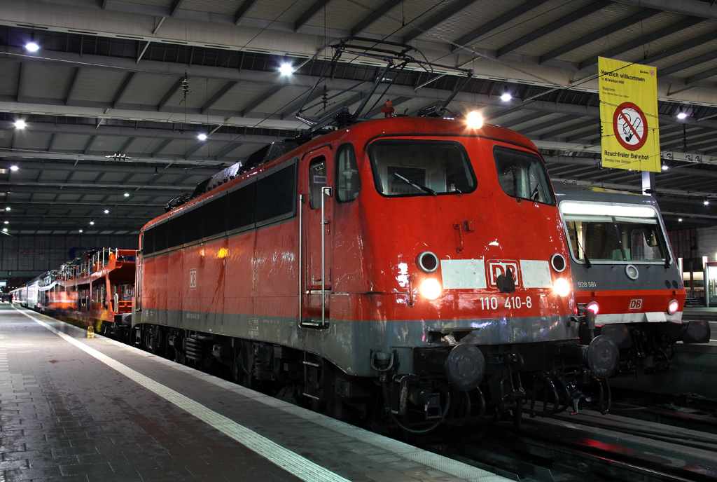Die 110 410-8 mit der CNL nach Hamburg/Berlin und 928 581 als RB nach Mhldorf in Mnchen HBF am 01.02.2013