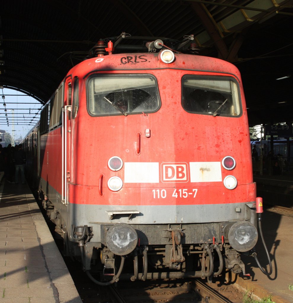 Die 110 415-7 am 12.10.2010 in Mnchengladbach Hbf.