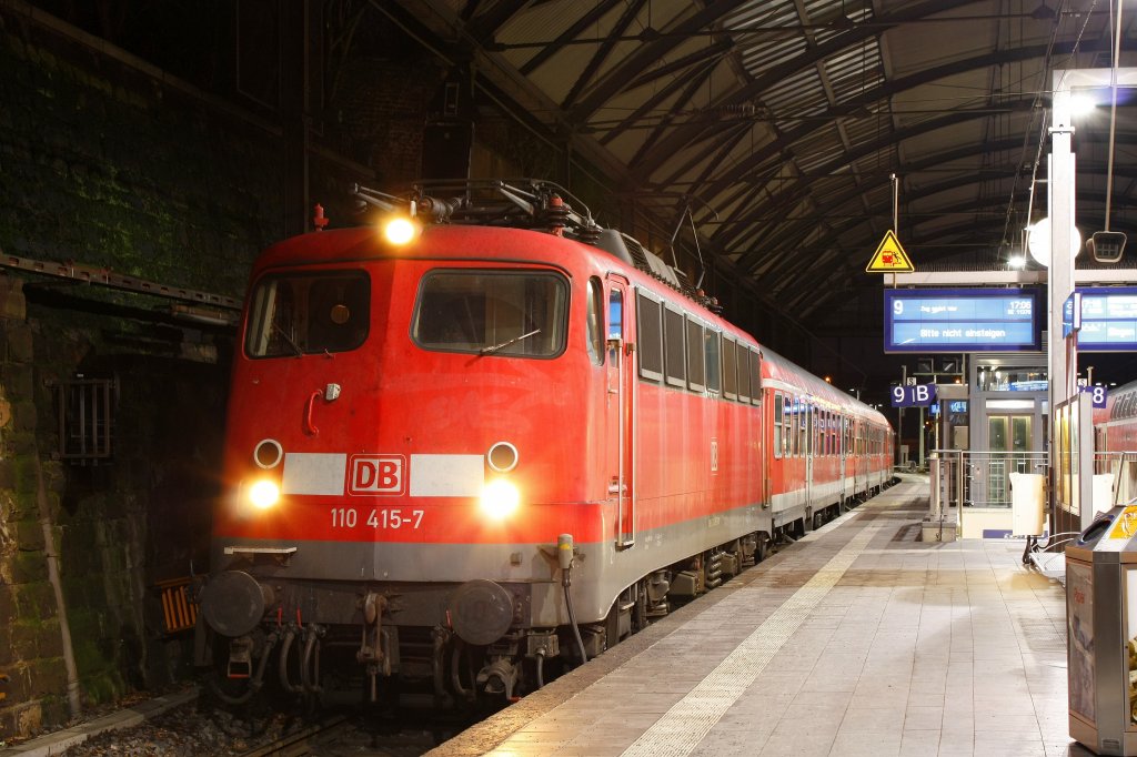 Die 110 415-7 am 23.12.2011 mit einem RE1 Verstrker in Aachen Hbf auf Gleis 9.