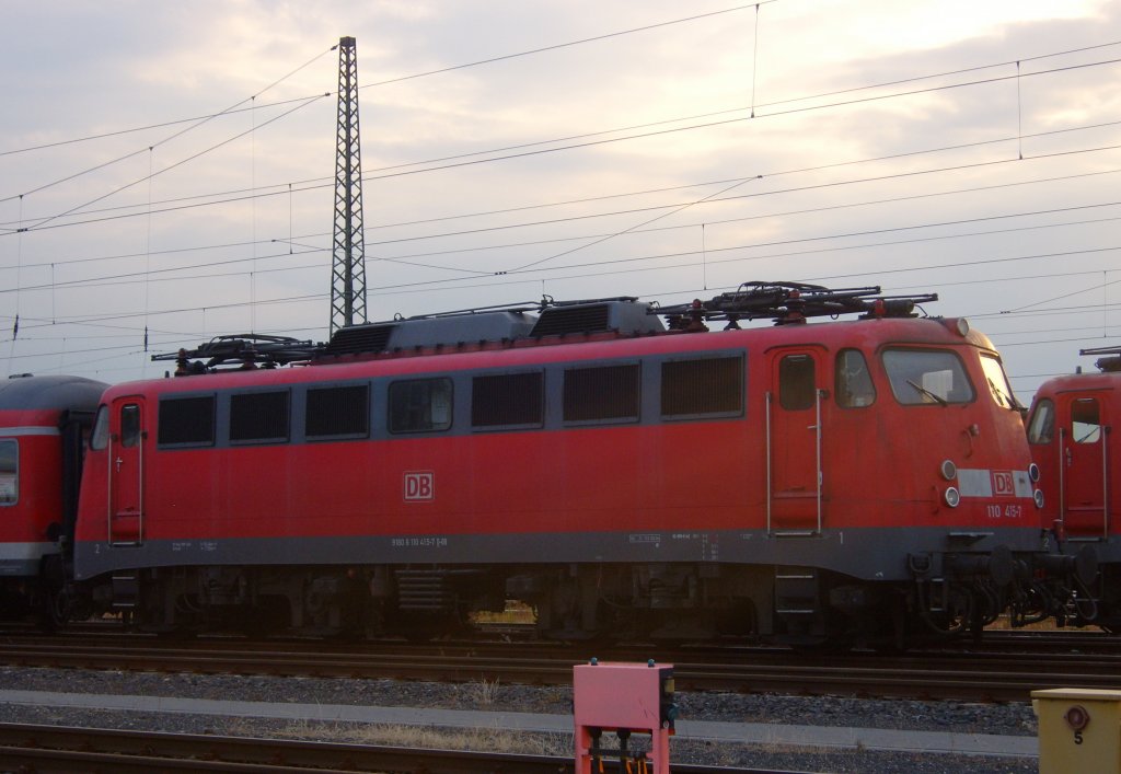 Die 110 415-7 steht am 14.06.2010 in Aachen Rothe Erde abgestellt.