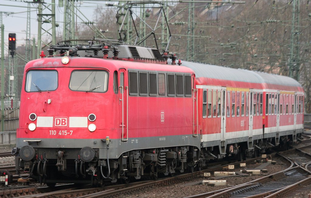 Die 110 415-7 zieht ihren RE4 Verstrker aus KDA fr die folgende Bereitstellung in Dsseldorf HBF am 01.03.2010