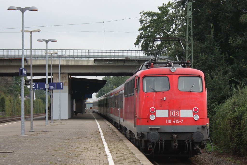 Die 110 415 schiebt am 9.9.11 ihre RB durch Dsseldorf-Angermund.