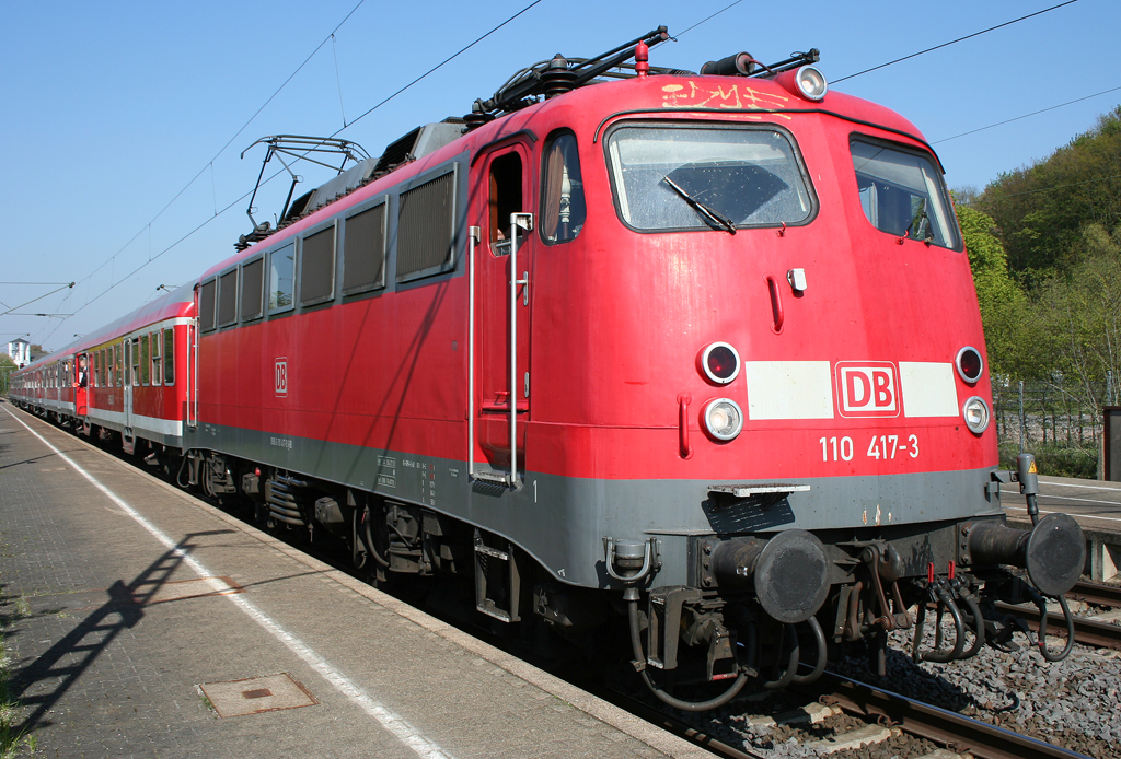 Die 110 417-3 steht abfahrbereit mit ihrem RE4 Verstrker von Dsseldorf nach Aachen in Geilenkirchen am 24.04.2010