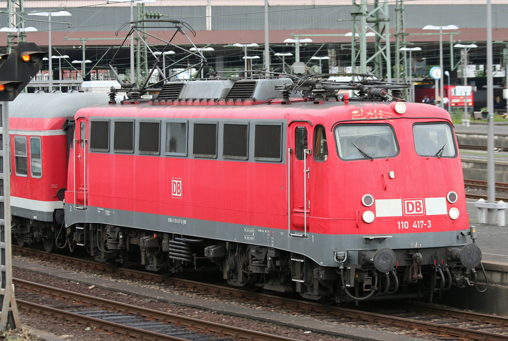 Die 110 417-3 zieht einen RE4 Verstrker aus Dsseldorf HBF nach Aachen am 18.06.2010