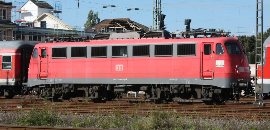 Die 110 418-1 steht am 03.10.2010 in Aachen Rothe Erde abgestellt.
