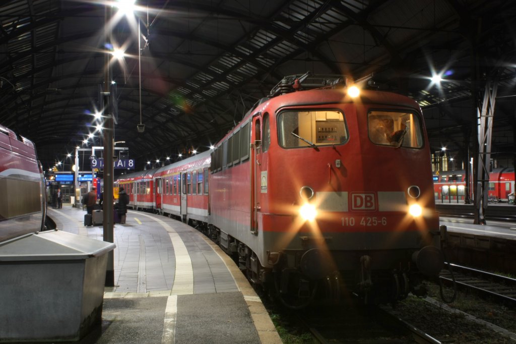 Die 110 425-6 als RE4 am 15.11.2010 in Aachen Hbf.