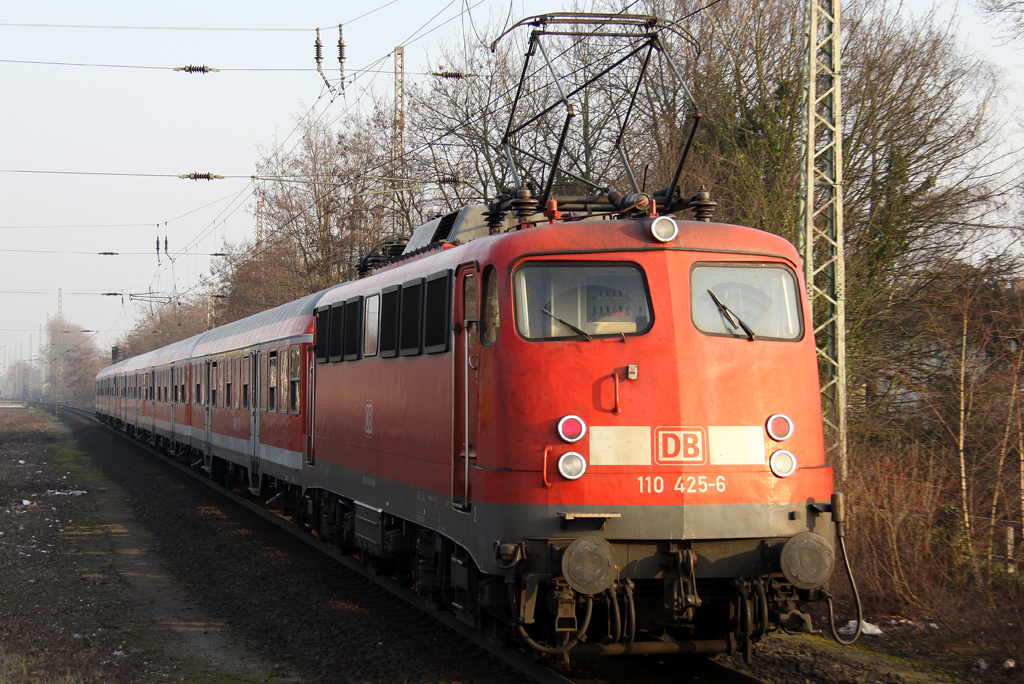 Die 110 425-6 schiebt ersatzweise den RE5 von Emmerich bis Koblenz aus Dinslaken Richtung Oberhausen am 16.03.2012