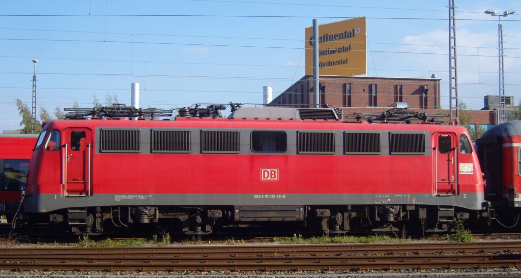 Die 110 425-6 steht am 18.09.2010 in Aachen Rothe Erde.