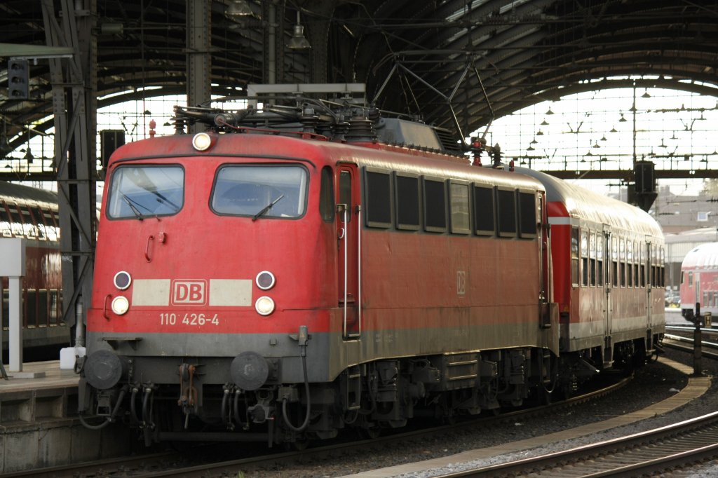 Die 110 426-4 bei der Ausfahrt aus dem Aachener Hbf am 12.04.2011.