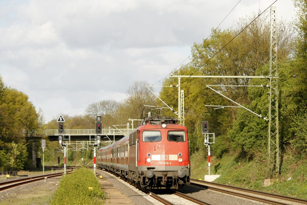 Die 110 426-4 bei der Einfahrt in den Bf Lindern am 12.04.2011.