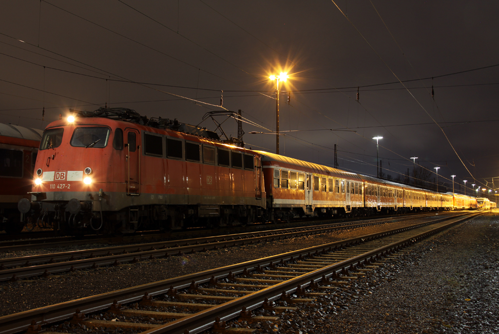 Die 110 427-2 im Abstellbahnhof Aachen Rothe Erde mit einem geendeten RE4 Verstrker am 27.12.2012