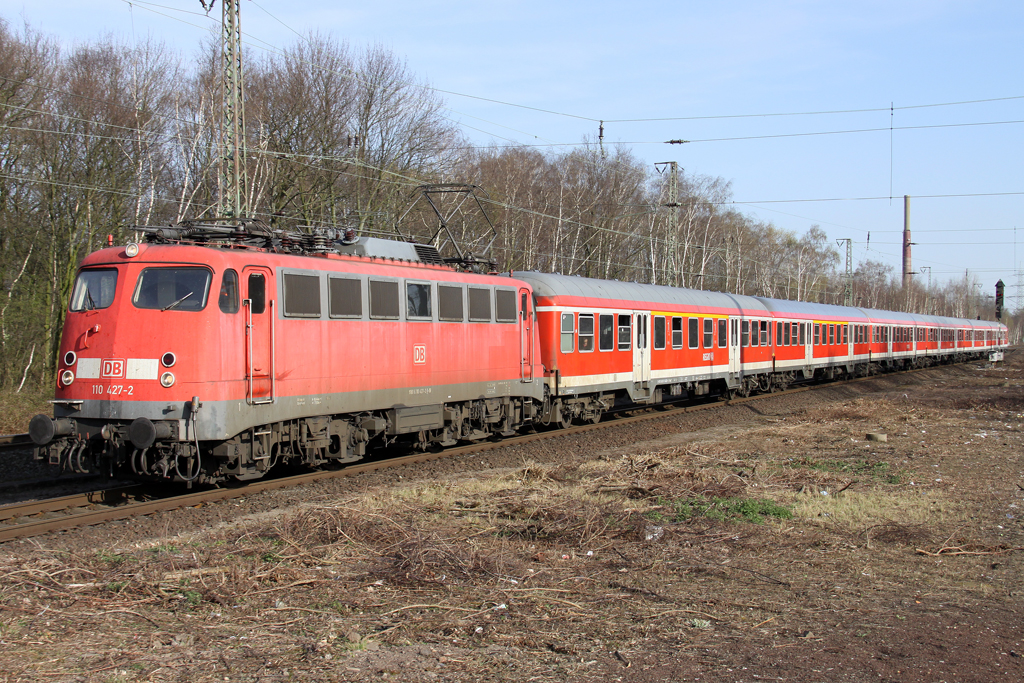 Die 110 427-2 mit dem RB35 Verstrker von Kln nach Wesel in Dinslaken am 26.03.2012