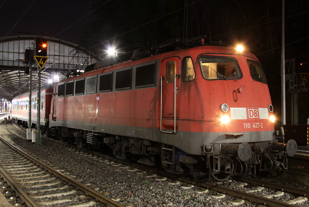 Die 110 427-2 mit einem RE4 Verstrker nach Dsseldorf in Aachen HBF am 27.12.2012