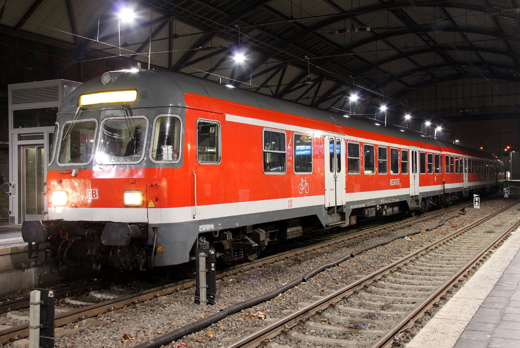 Die 110 427-2 schiebt einen RE4 Verstrker mit Karlsruher Steuerwagen von Dsseldorf nach Aachen HBF am 21.12.2012