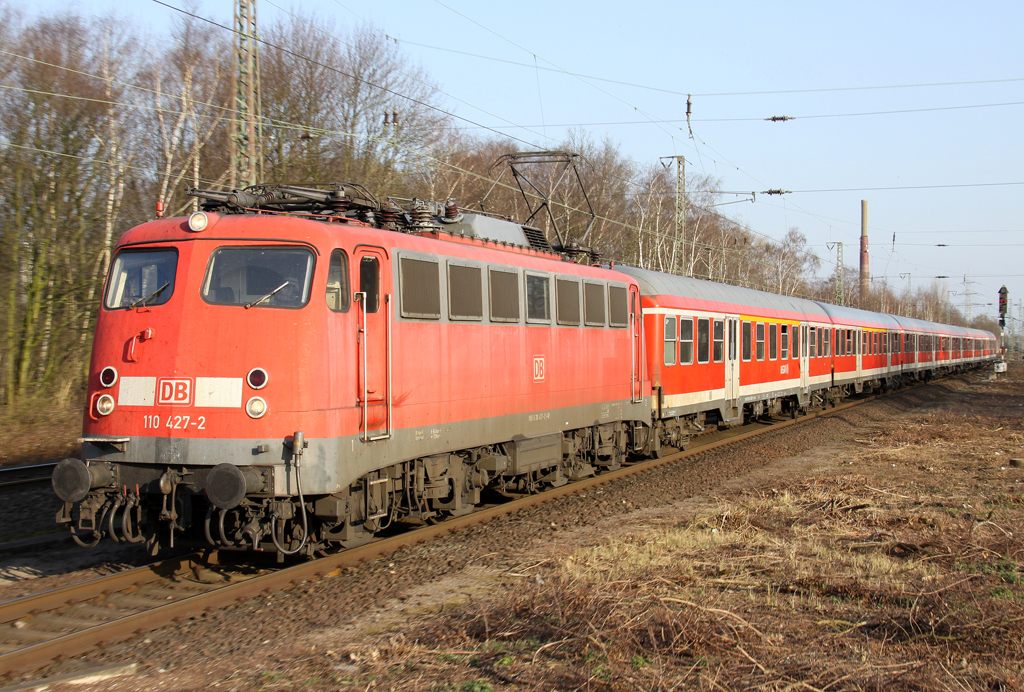 Die 110 427-2 zieht den RB35 Verst�rker von D�sseldorf nach Wesel in Dinslaken ein am 23.03.2012