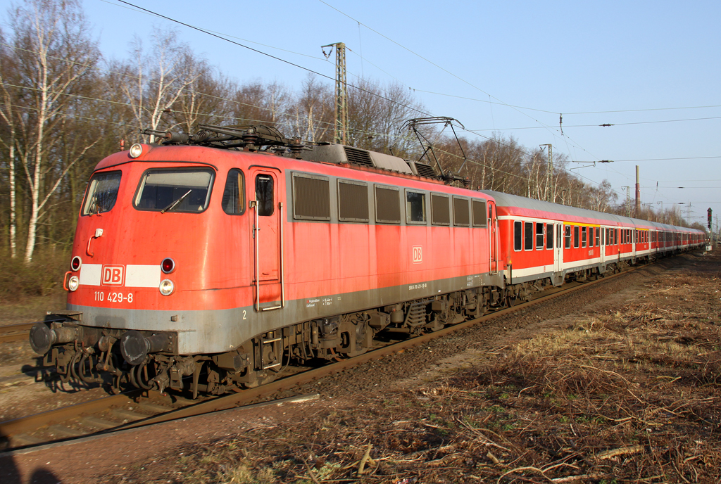Die 110 429-8 mit dem RB35 Verstrker von Dsseldorf nach Emmerich in Dinslaken am 23.03.2012