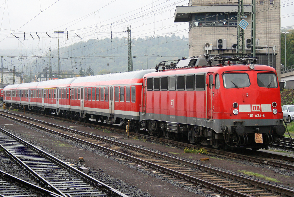 Die 110 434-8 steht mit Silberlingen abgestellt in Koblenz HBF am 17.10.2010