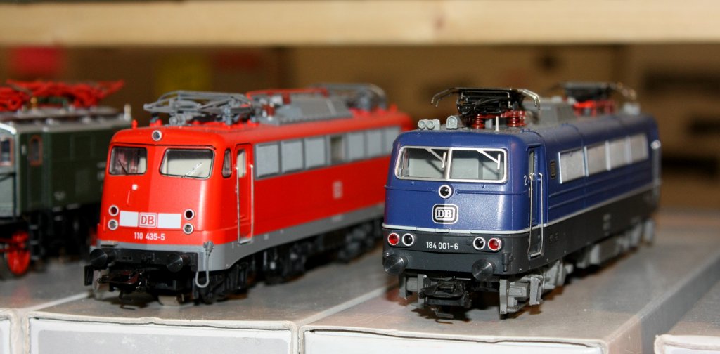 Die 110 435-5 und die 184 001-6 auf der internationalen Modellbahnausstellung Kln am 20.11.2010.