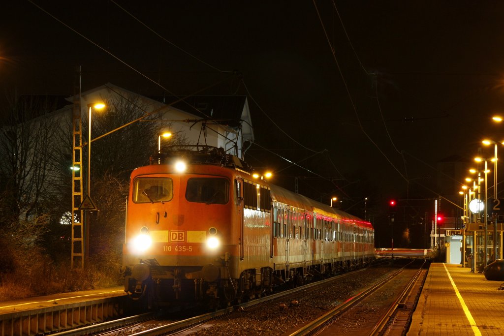 Die 110 435-5 am 20.12.2011 mit einem RE4 Verst�rker in Geilenkirchen.