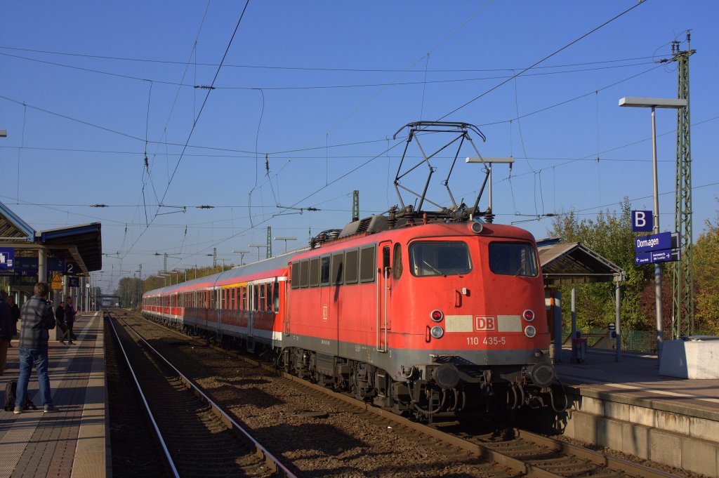Die 110 435-5 am 23.10.2011 mit dem RE7 in Dormagen.