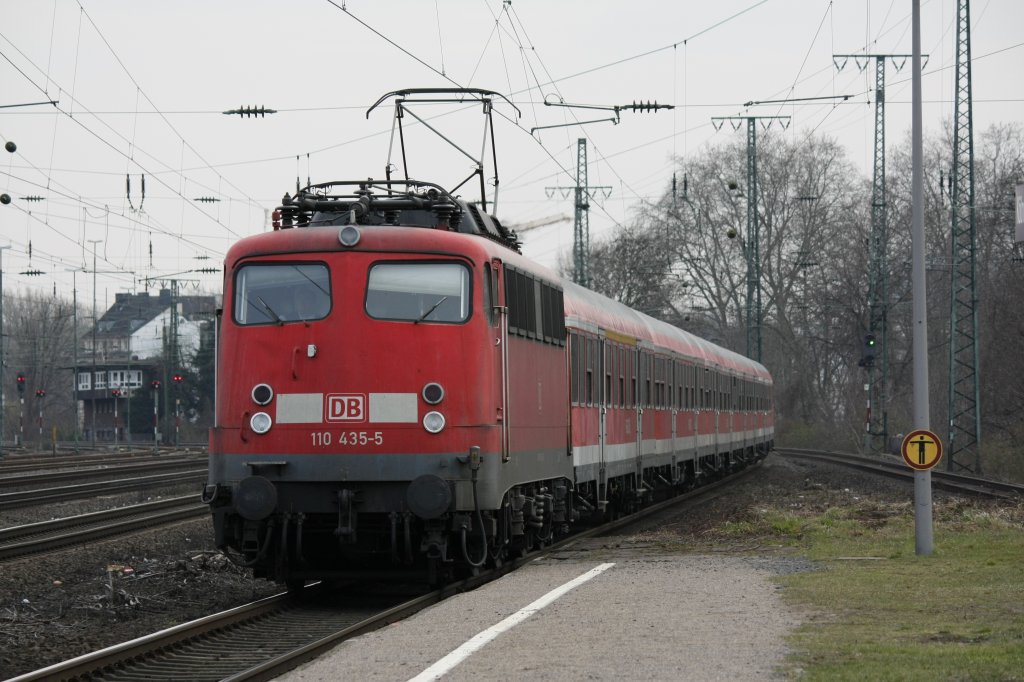 Die 110 435-5 fuhr am 12.03.2011 als RB48 durch Kln West.