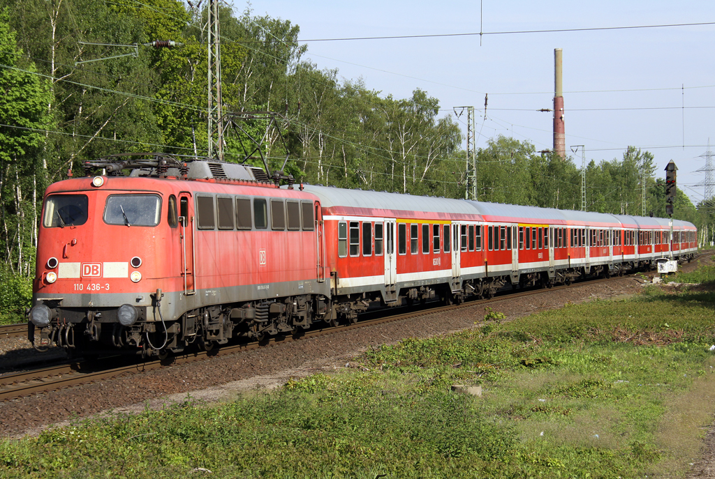 Die 110 436-3 mit einem RB35 Verstrker von Dsseldorf nach Wesel in Dinslaken am 14.05.2012