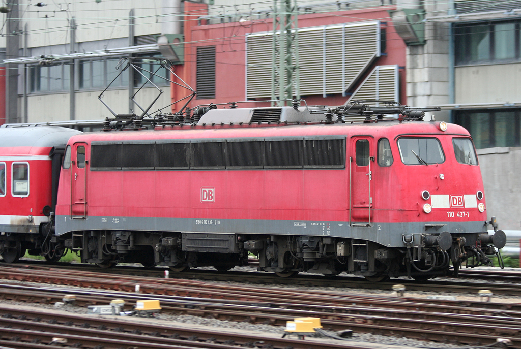 Die 110 437-1 mit einer RB aus Wiesbaden in Frankfurt a.M. HBF am 17.08.2010