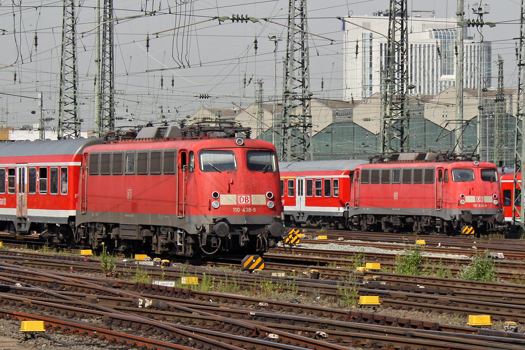 Die 110 438-9 und 110 434-8 in Frankfurt Hbf am 01,07,10