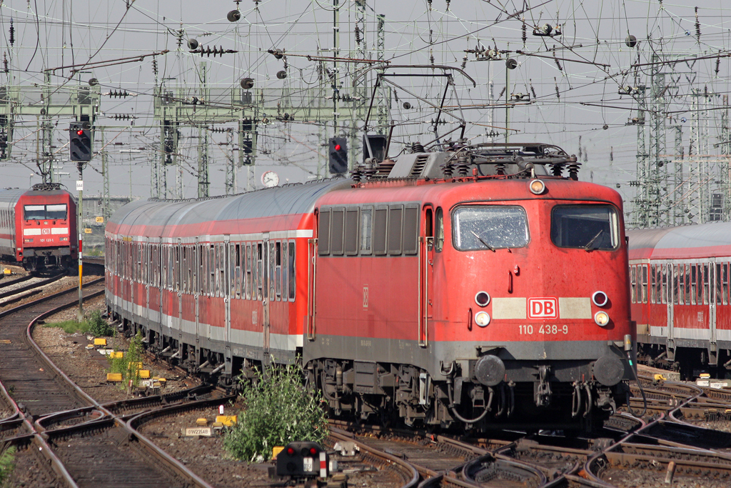 Die 110 438-9 in Frankfurt Hbf am 01,07,10