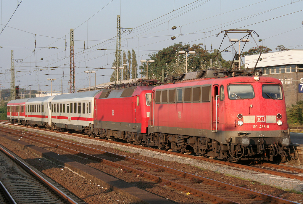 Die 110 438-9 zieht den PbZ 2477 von Dortmund nach Frankfurt durch Oberhausen HBF am 02.10.2011