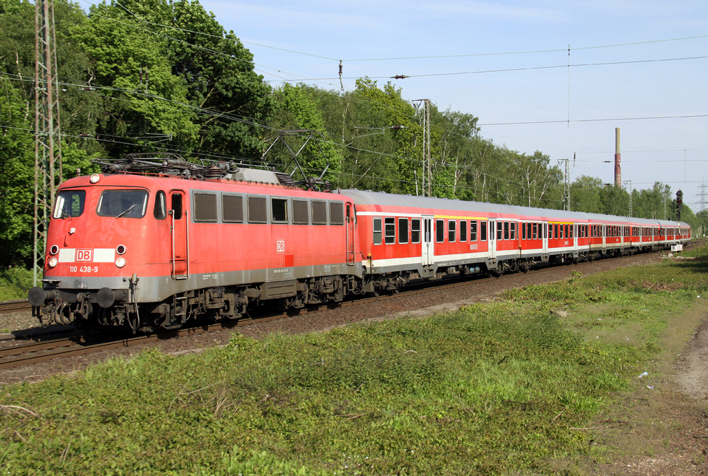Die 110 438-9 zieht den RB35 Verstrker von Kln nach Wesel in Dinslaken am 14.05.2012