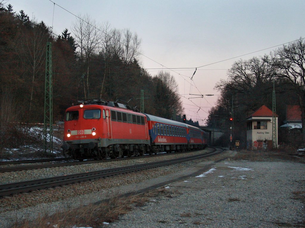 Die 110 438 am 26.02.2011 mit einem Turnuszug bei der Durchfahrt in Aling. 
